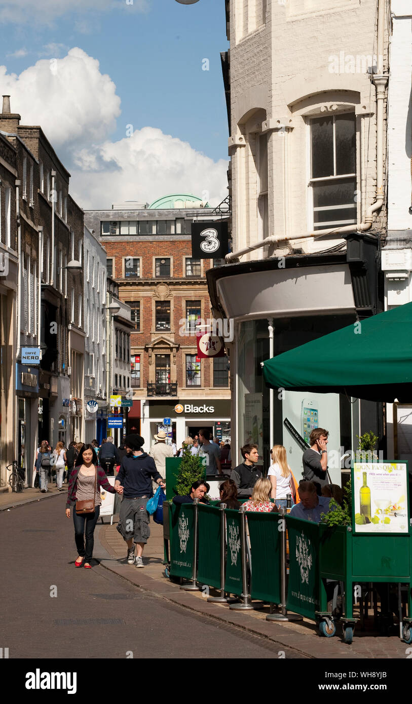 Cenare al fresco presso il Don Pasquale ristorante italiano nella storica città di Cambridge, Inghilterra. Foto Stock