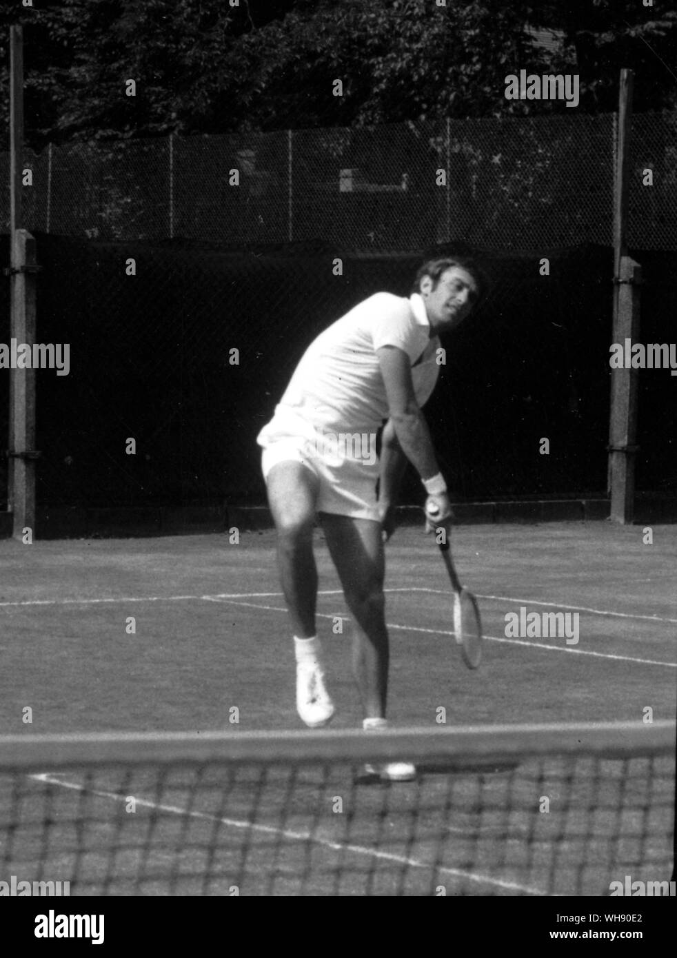 Lettore australiano John Newcombe, mostrando una completa azione di spallamento.. Foto Stock