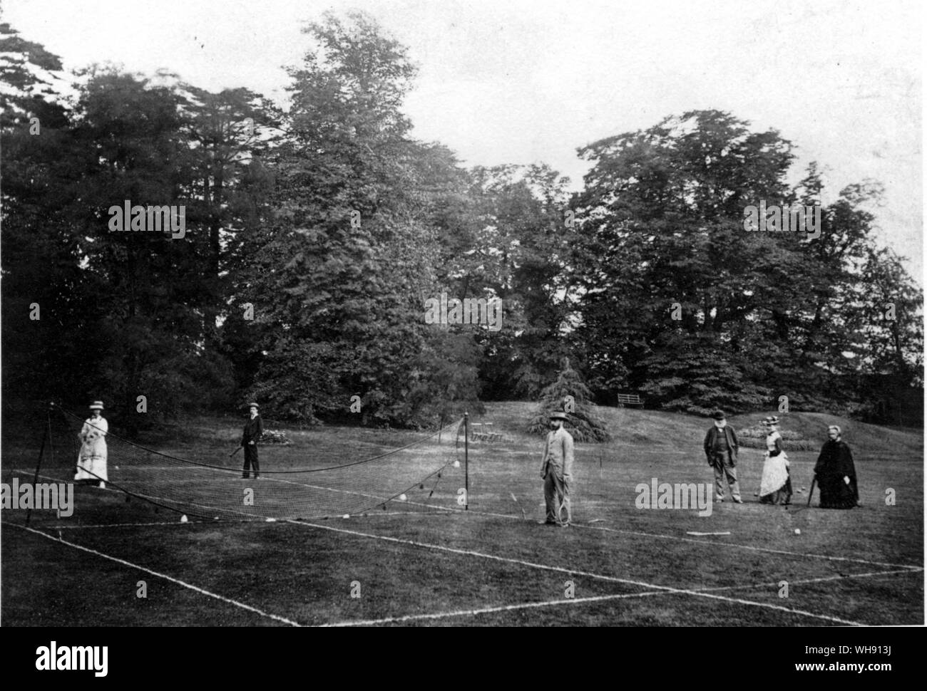 Un inizio di gioco di tennis su prato in Inghilterra. Xix secolo.. Foto Stock