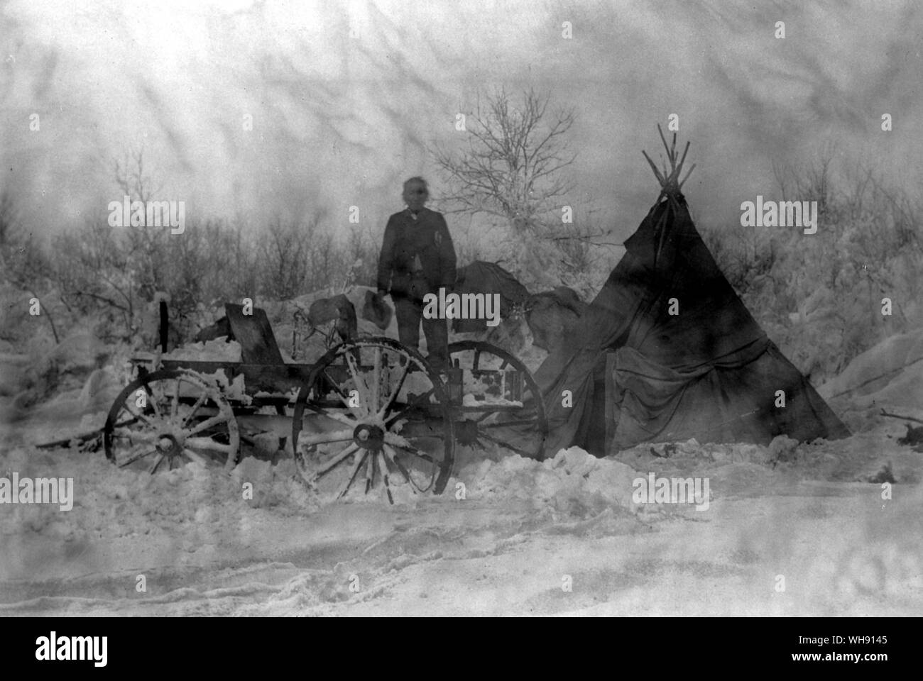 Accesso negato alla buffalo isolante nascondere gli Indiani hanno sofferto terribilmente in inverno e in estate di affari.. Tipi e uomo (Kopsicha) in inverno. Sioux. Devil's Lake res North Dakota Foto Stock