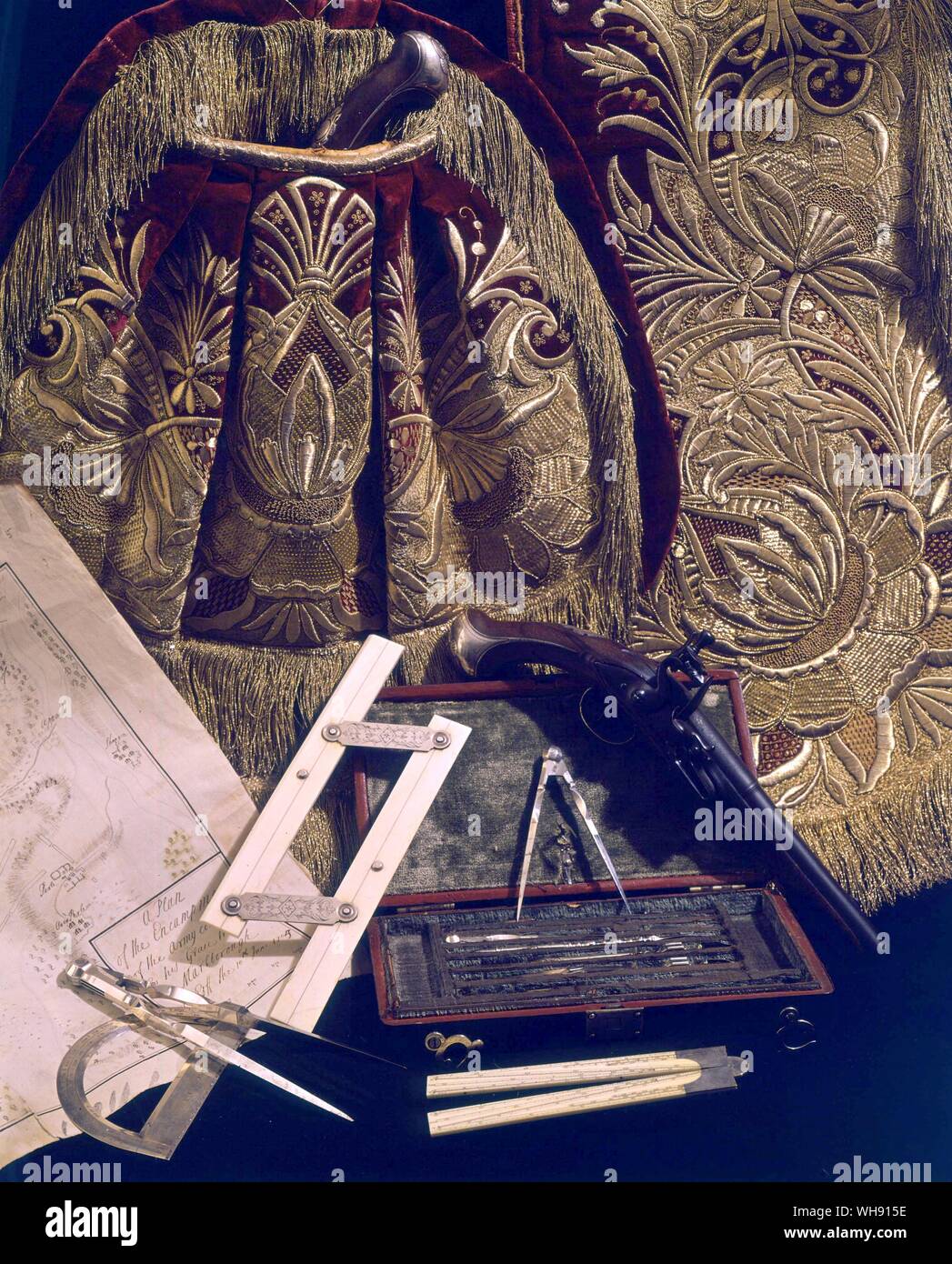 Marlborough cavallo di alloggiamento con argento-montato flintlock pistols in custodia i tappi e alcuni degli strumenti matematici tradizionalmente creduto di essere posseduto da lui. Foto Stock