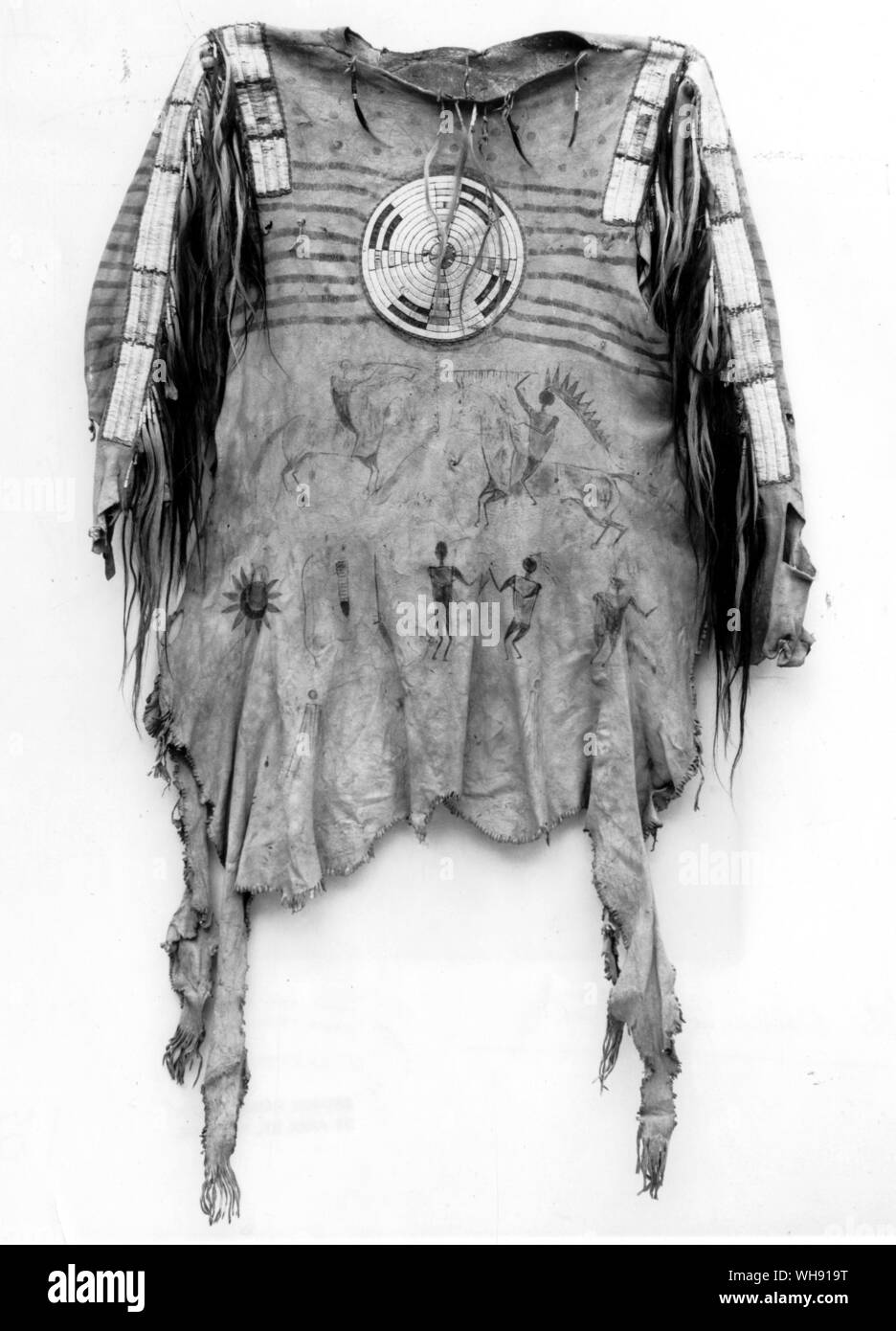 Un Blackfoot shirt decorata con cappello a treccia, strisce di erba e umano e tinti peli di cavallo.. Foto Stock
