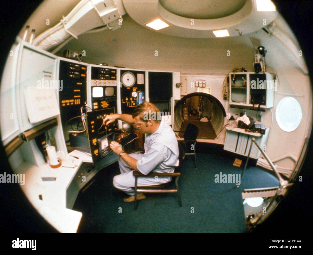 Sottomarini. Ingegnere in campana subacquea? Foto Stock