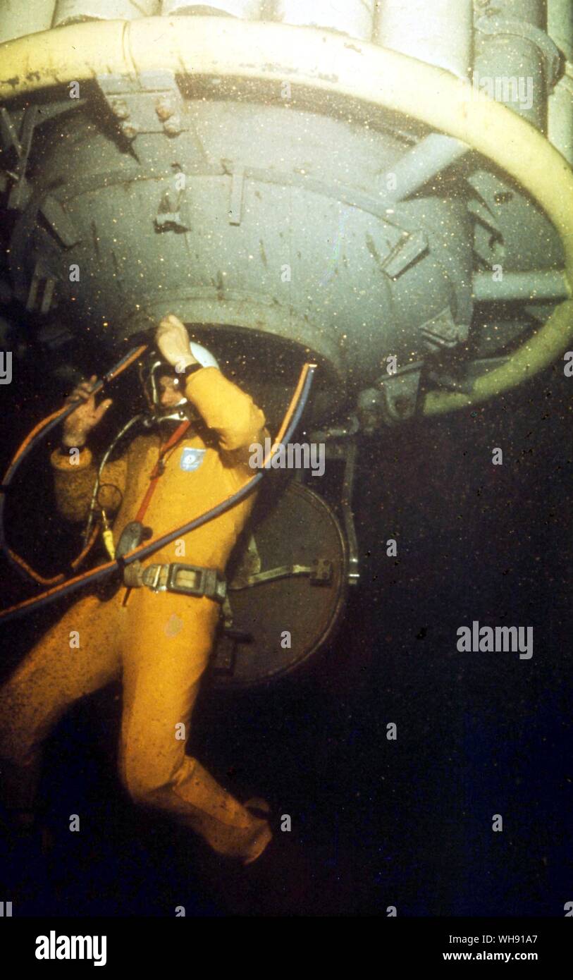 Sottomarini. Sommozzatore emergente da una campana subacquea. Foto Stock