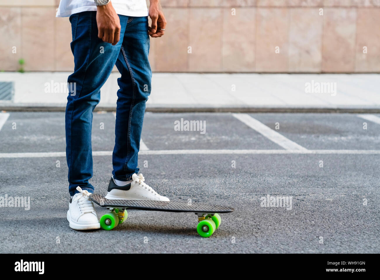 Le gambe del giovane con lo skateboard Foto Stock