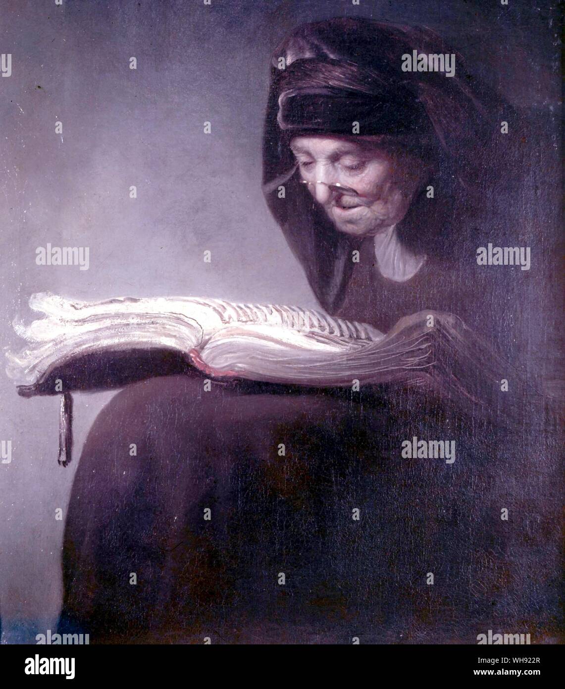 Madre leggendo la Bibbia. Da Rembrandt. Pembroke Collection - Wilton House. Harmenszoon Rembrandt van Rijn (Luglio 15, 1606 - Ottobre 4, 1669) è generalmente considerato uno dei più grandi pittori nella storia dell'arte europea e il più importante nella storia Olandese.. Rembrandt è stato anche un abile incisore e fatto molti disegni.. Circa la metà del lavoro fatto di Rembrandt in Leiden consisteva di dipinti, incisioni e disegni che mostra le persone anziane. In queste opere una vecchia donna è spesso ritratto che è stato tradizionalmente tenuto da Rembrandt della madre, Neeltje-reimerswaal Willemsdr. van Zuijdtbroeck. Se Foto Stock