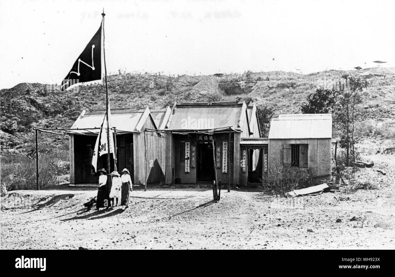 Coolies cinesi sono stati dapprima portato al territorio nel 1874 per lavorare su Darwin Pine Creek railway. Australia ragazze pongono al di fuori i cinesi joss house in Pine Creek Foto Stock