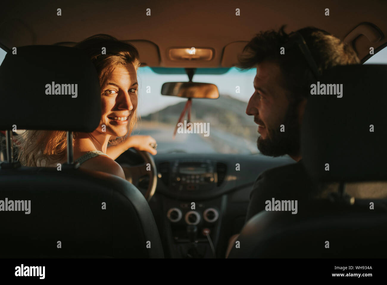 Felice mcouple andando su un viaggio su strada Foto Stock