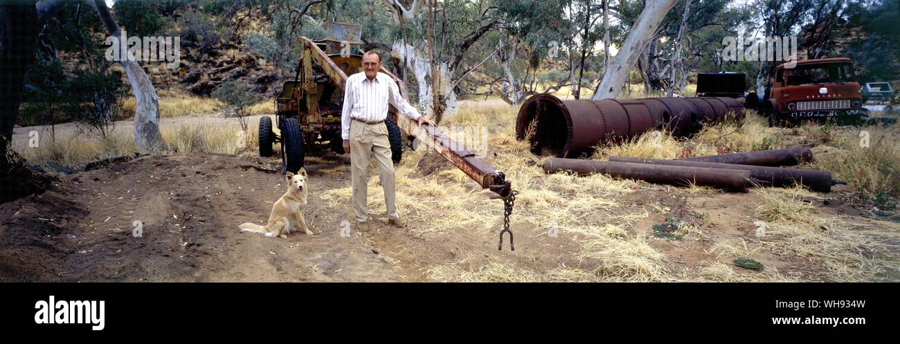 Il Vichingo investor Kurt Johannsen stand da parte di uno dei suoi primi disegni per l'auto-tracking apparato che revoluntionized la spedizione di bovini in Australia settentrionale Foto Stock