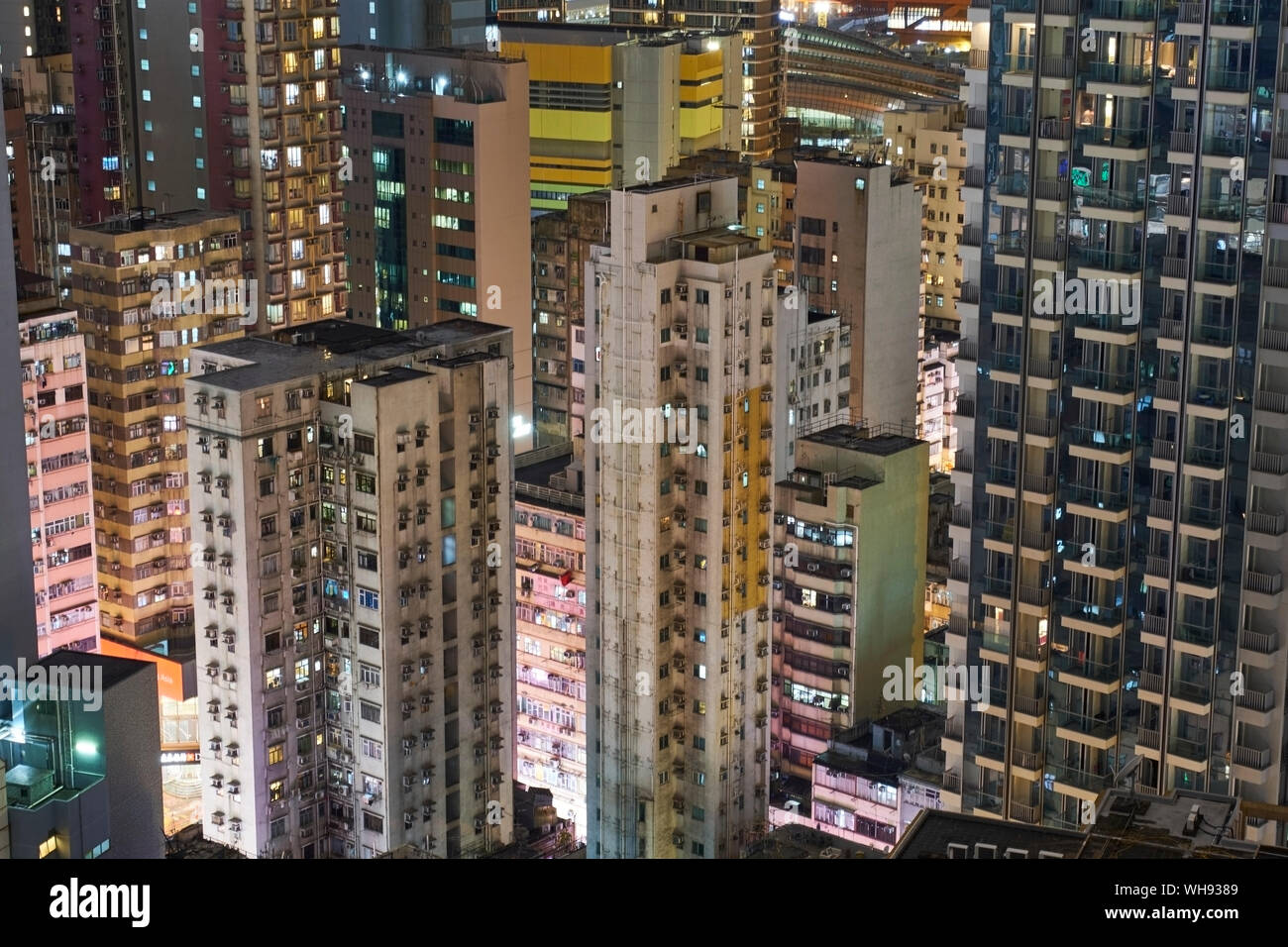 Appartamento illuminato torri, Kowloon, Hong Kong, Cina Foto Stock