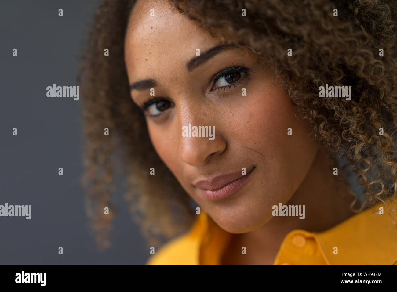 Ritratto di giovane donna con capelli ricci Foto Stock