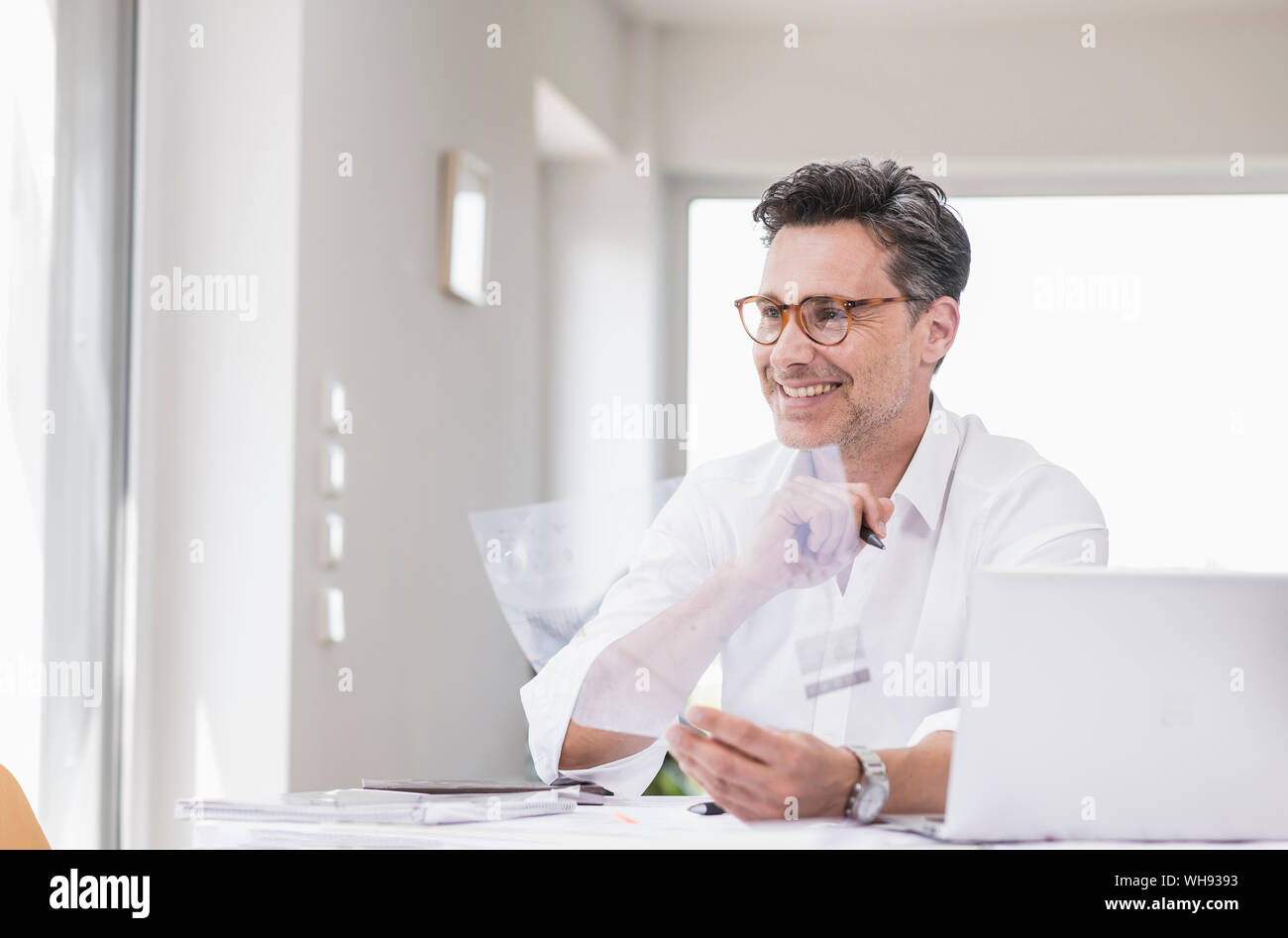 Arcitect preparare la presentazione, seduta in ufficio guardando il foglio piano Foto Stock