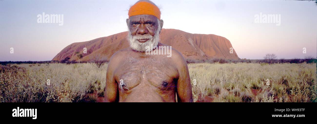 Toby Naninga Yankuntjatjara sambuco sorge nel centro di Eden. Un ex stockman e ranger. Naninga prende le parti di turisti su bush tucker escursioni alla scoperta di cibo nelle foglie, rami e radici di arbusti del deserto Foto Stock