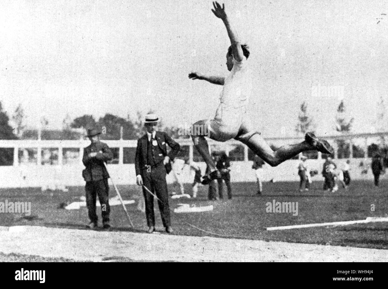 W Petterssen (Bjorneman) La Svezia ha vinto il salto in lungo a 23 ft 5 pollici Metà Giochi Olimpici 1920 Anversa Foto Stock