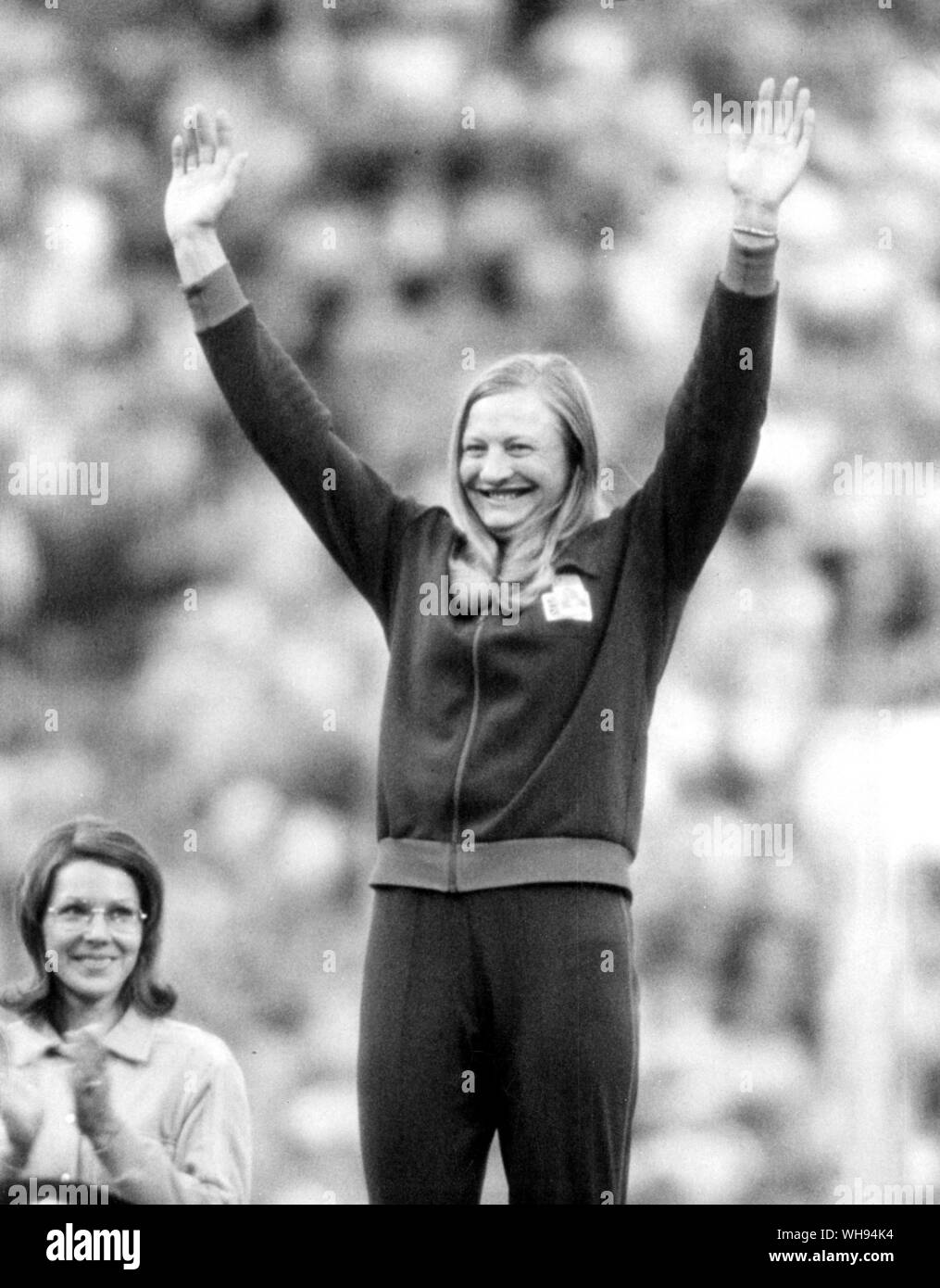 Settembre 1972: Olimpiadi di Monaco di Baviera: Maria Peters (Gran Bretagna) vince la medaglia d'oro nel femminile pentathlon. Foto Stock