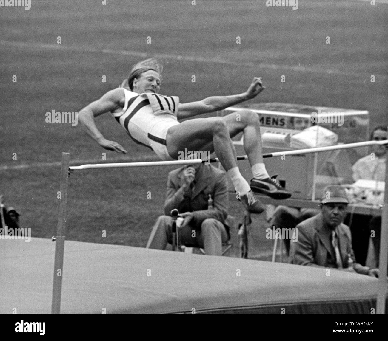 Settembre 1972: Olimpiadi di Monaco di Baviera: Maria Peters della Gran Bretagna nel pentathlon il salto in alto.. Foto Stock