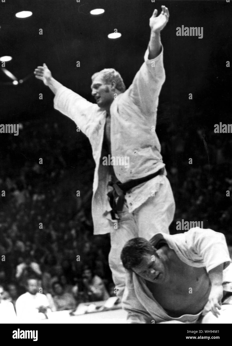 Settembre 1972: Olimpiadi di Monaco di Baviera: Willem Ruska (Paesi Bassi) solleva le braccia dopo aver battuto il russo, Kusnezov vitali nel finale di aprire-divisione del peso di Olympic judo. Foto Stock