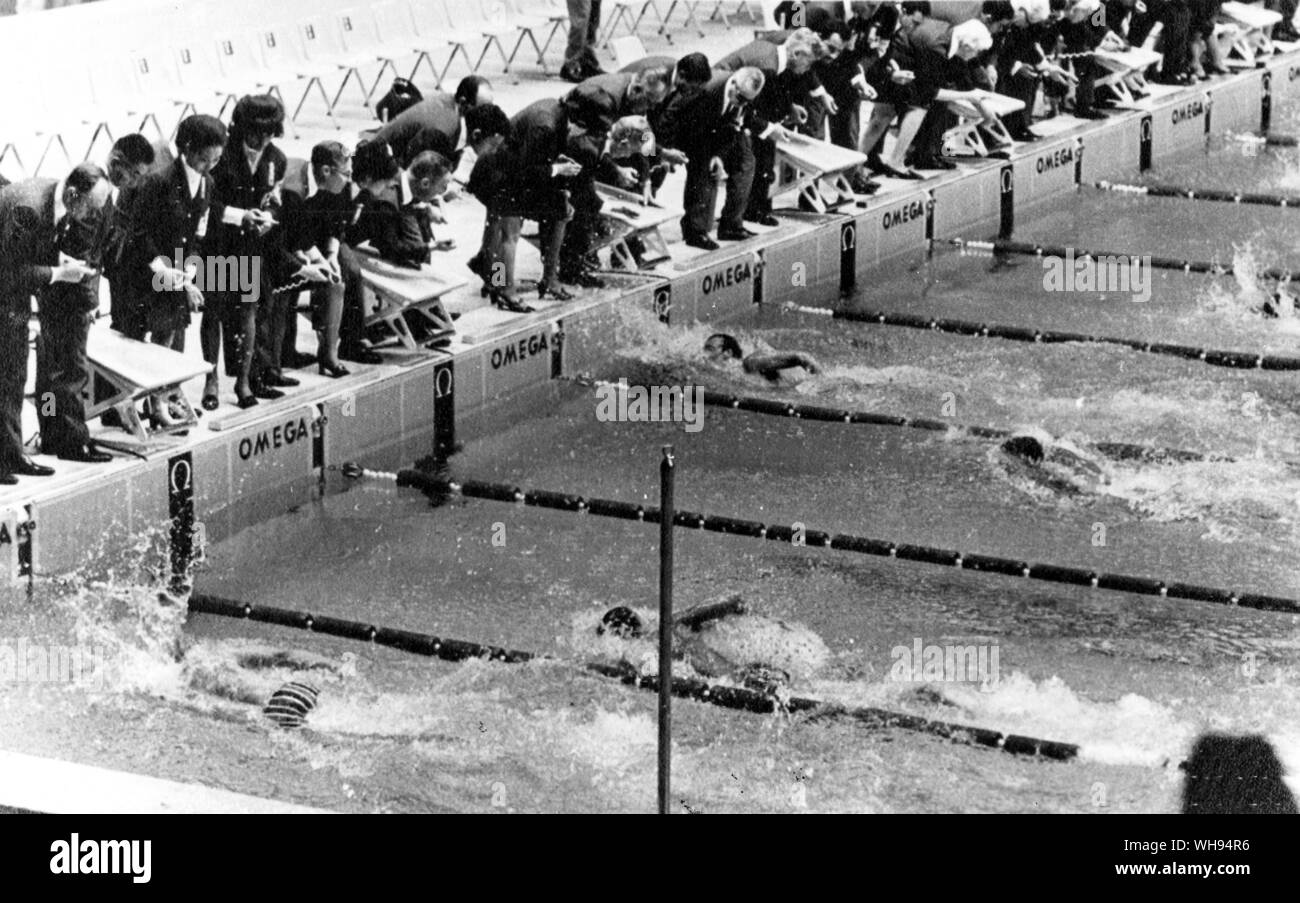 Città del Messico Olimpiadi 1968: Australia 18 anni, Mike Wenden (4a corsia da sinistra) colpisce la parete della piscina in 52.2 secondi a rompere il record del mondo dei 100 metri record del mondo freestyle nuotare. Nella prima corsia è Ken Walsh, di Stati Uniti, ex detentore del record e ha preso la medaglia d'argento. Nella seconda corsia è Leonid Ilichev della Russia, quinto e in terza corsia è Luis Nicolao di Argentina.. . Foto Stock