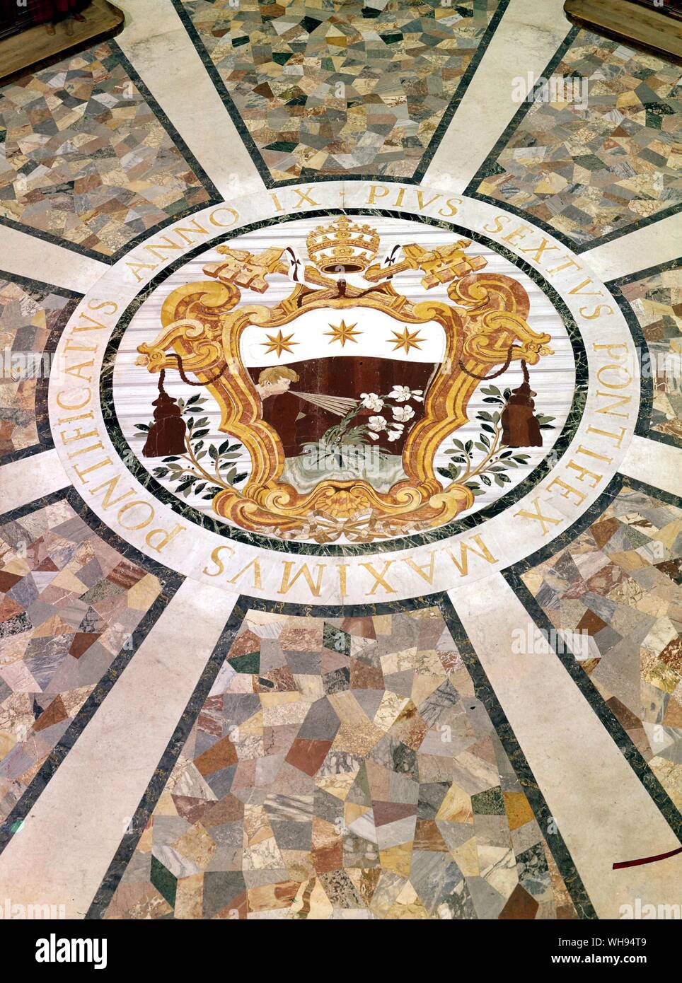 Lo stemma di Pio VI sul pavimento della sacrestia Foto Stock