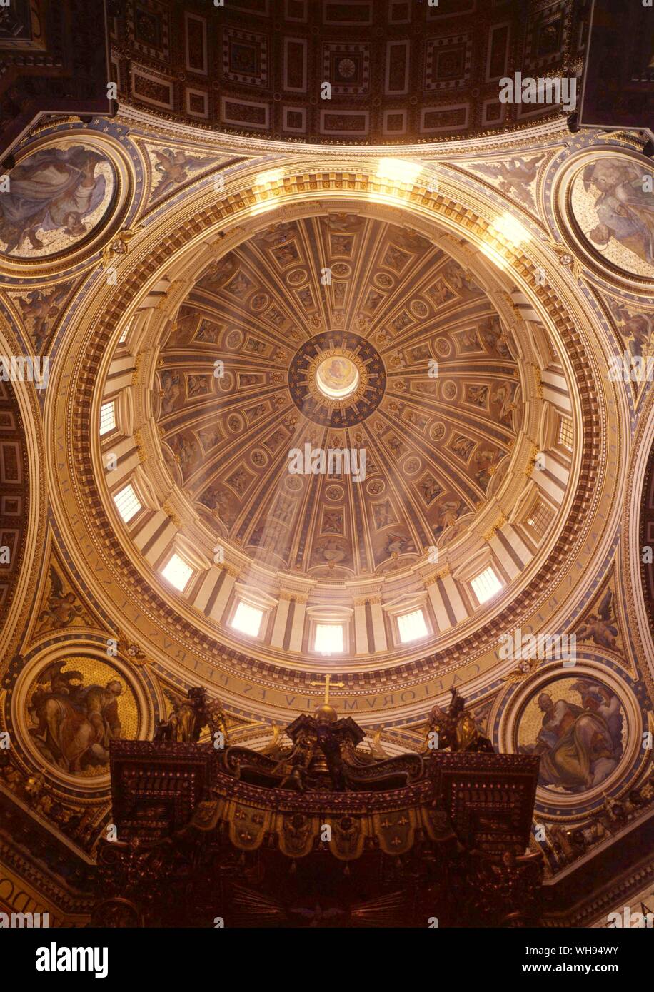 L'interno della cupola di San Pietro Foto Stock