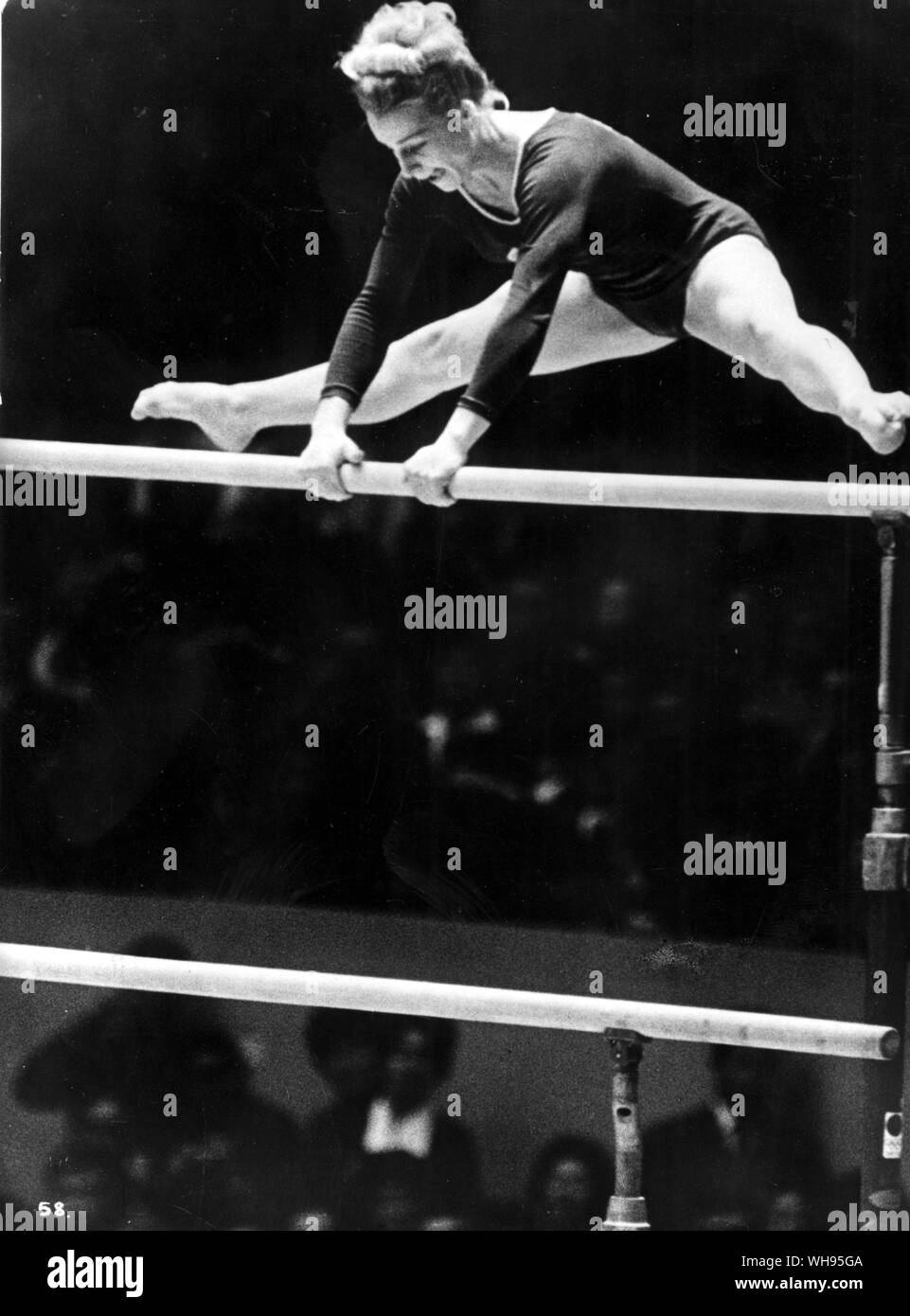 Giappone Tokyo Olimpiadi 1964: Vera Cavslavska (Cecoslovacchia) in campo femminile di ginnastica.. Foto Stock