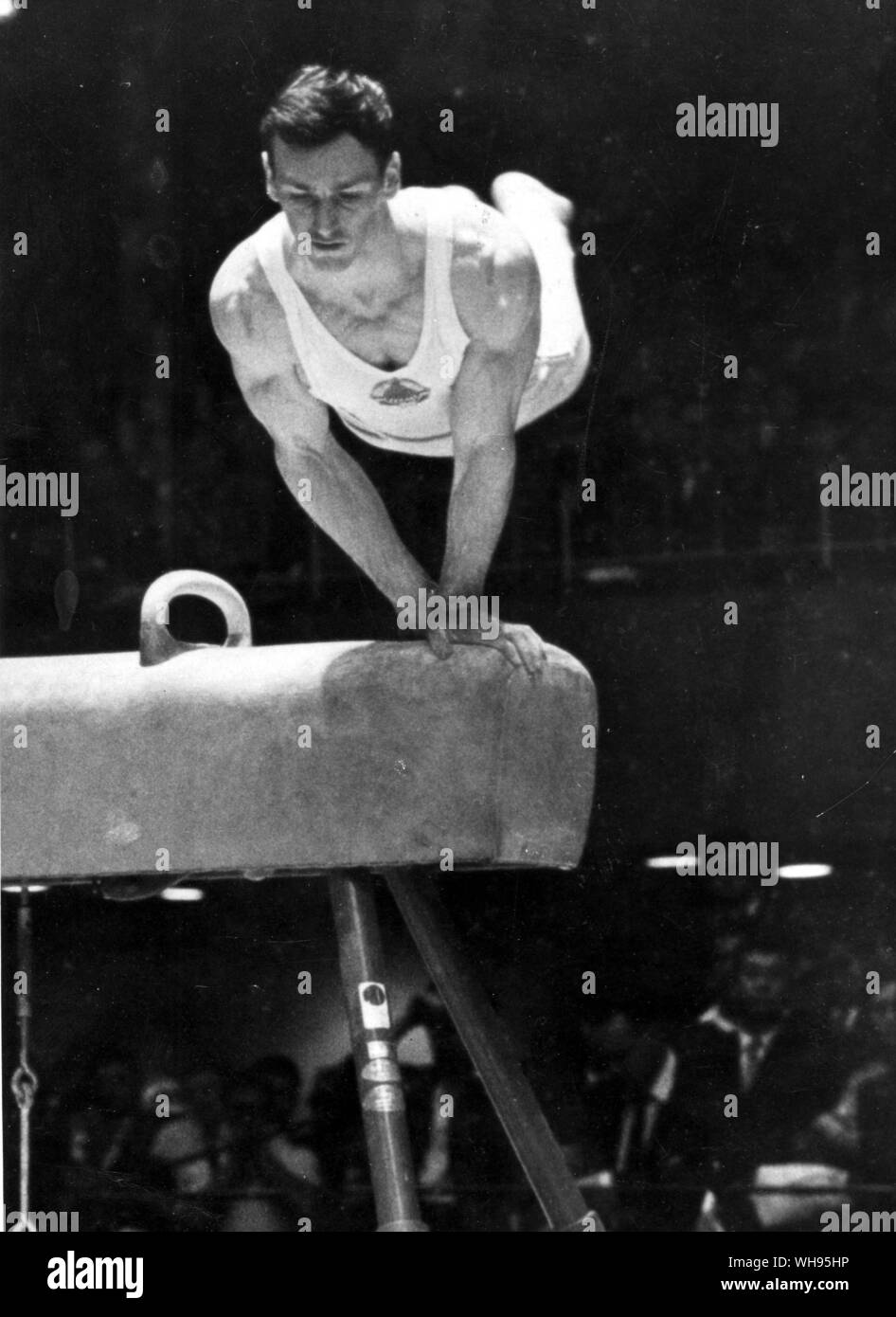 Giappone Tokyo Olimpiadi 1964: Miroslav Cerar (Jugoslavia) sul lato di ginnastica cavallo evento. Ha vinto la medaglia d'oro. Foto Stock