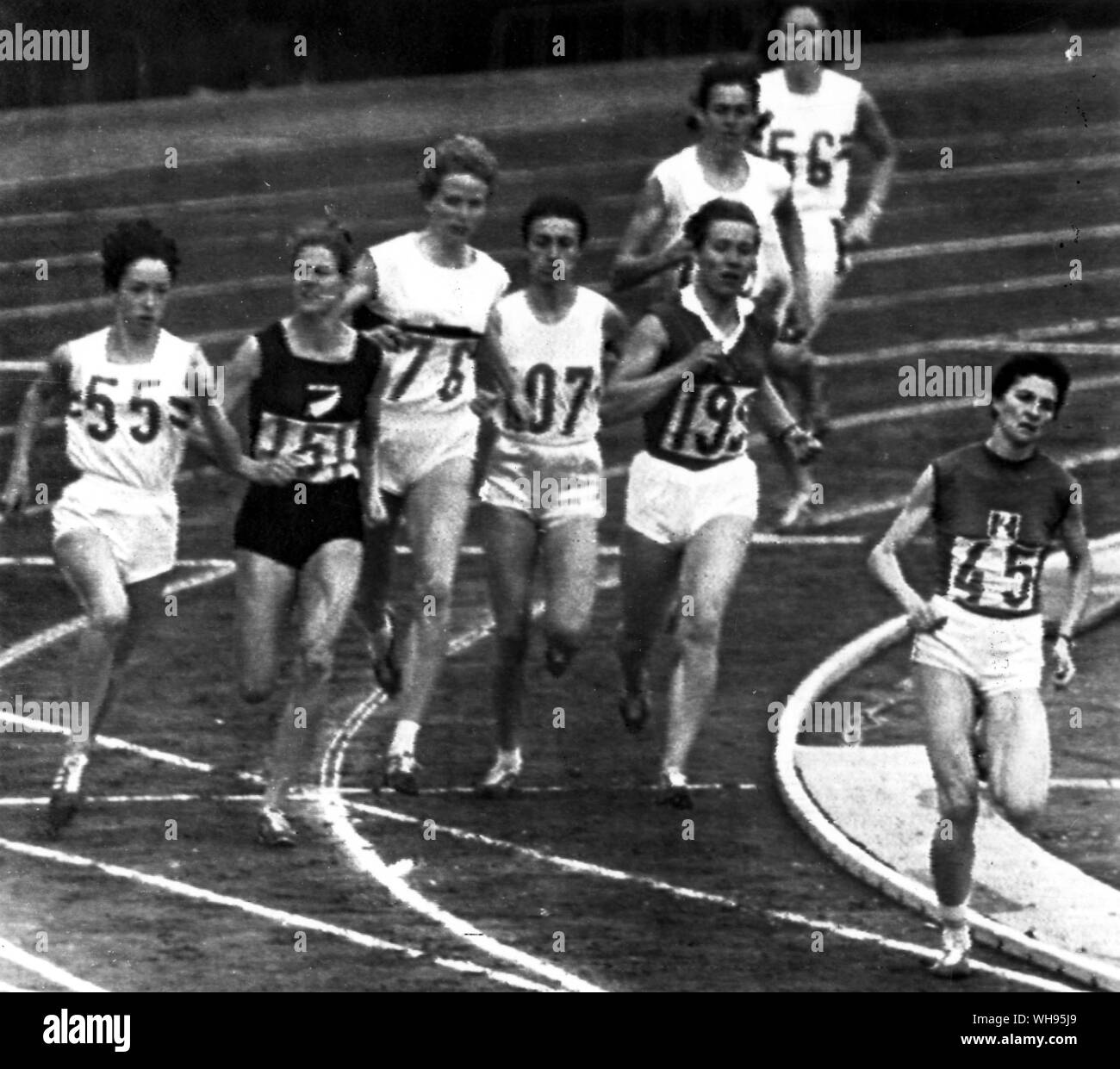 Giappone Tokyo Olimpiadi 1964: di Britains Ann Packer (sinistra, #55) fa spostare alla testa del tratto in 800 metri finali. #45 è Maryvonne Dupureur della Francia. Un file .imballatore ha vinto la medaglia d'oro in un tempo di 02:01.10. . Ann Packer (GB) colpisce fuori inpursuit di Dupureur con 100m a sinistra in Olympic 800m Foto Stock