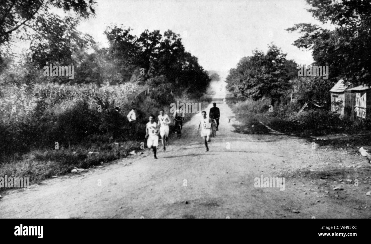 St Louis, Stati Uniti d'America. Giochi Olimpici 1904: la maratona. Sam Mellor degli Stati Uniti conduce, con E P Carr di USA dietro di lui e sulla destra, molla M DI STATI UNITI D'AMERICA. Foto Stock
