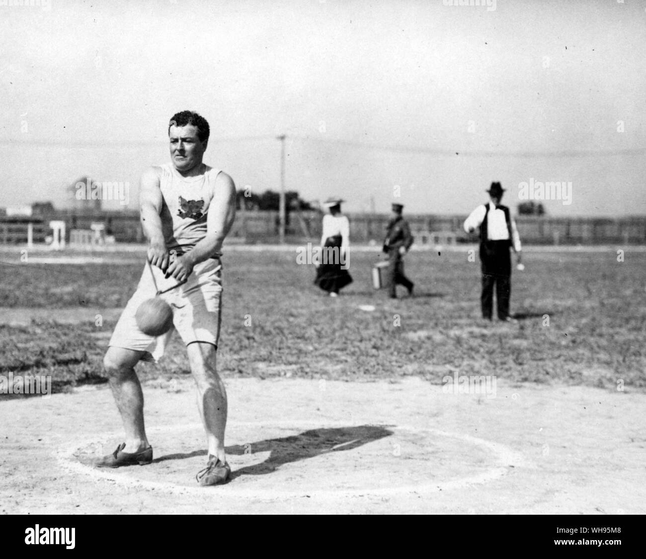 St Louis, USA.1904 Giochi Olimpici: John Flanagan nel 56 libbra di peso evento di lancio. Foto Stock