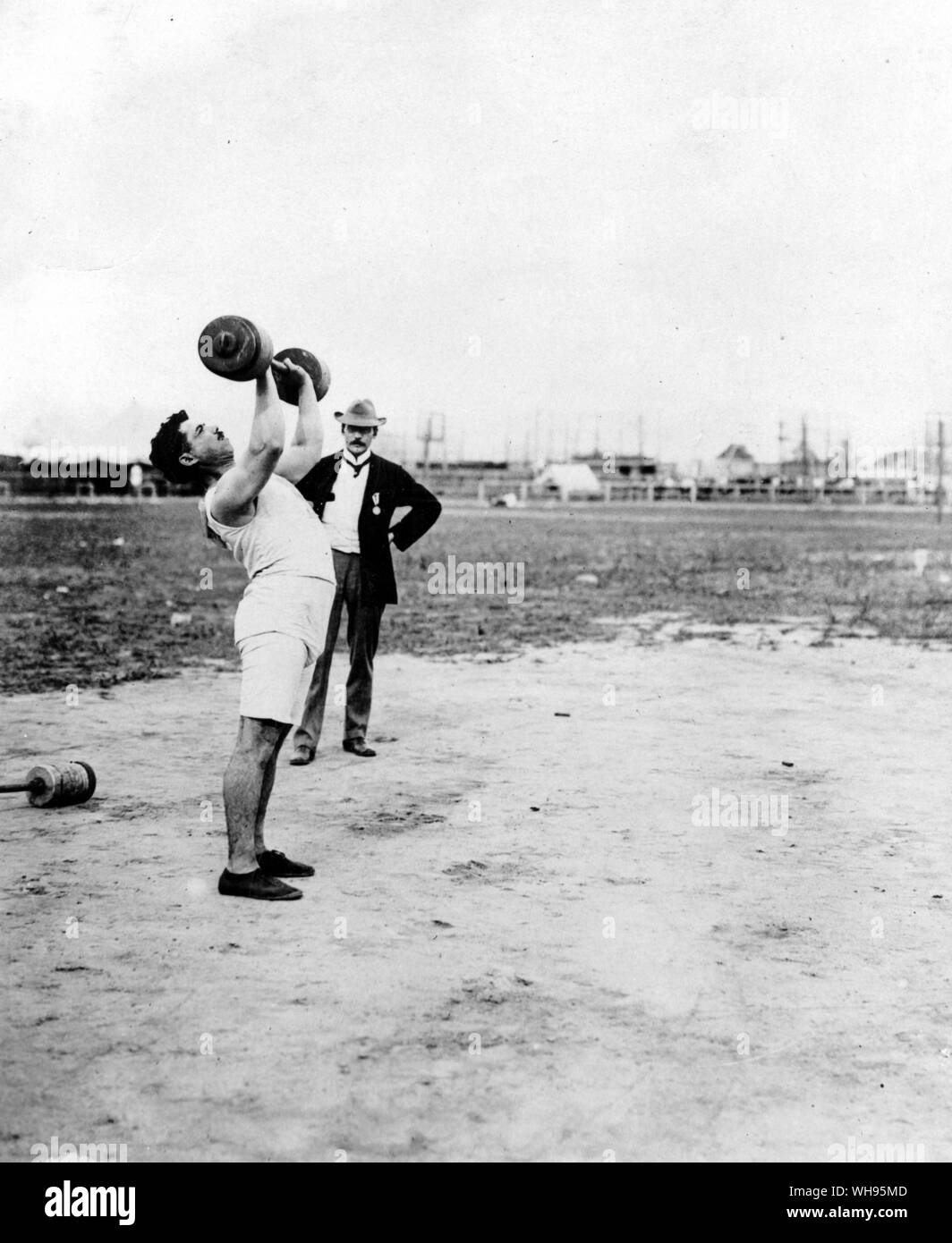 St Louis, USA.1904 Giochi Olimpici: Perikles Kakousis in azione nella barra di bell, sollevamento pesi la concorrenza Foto Stock