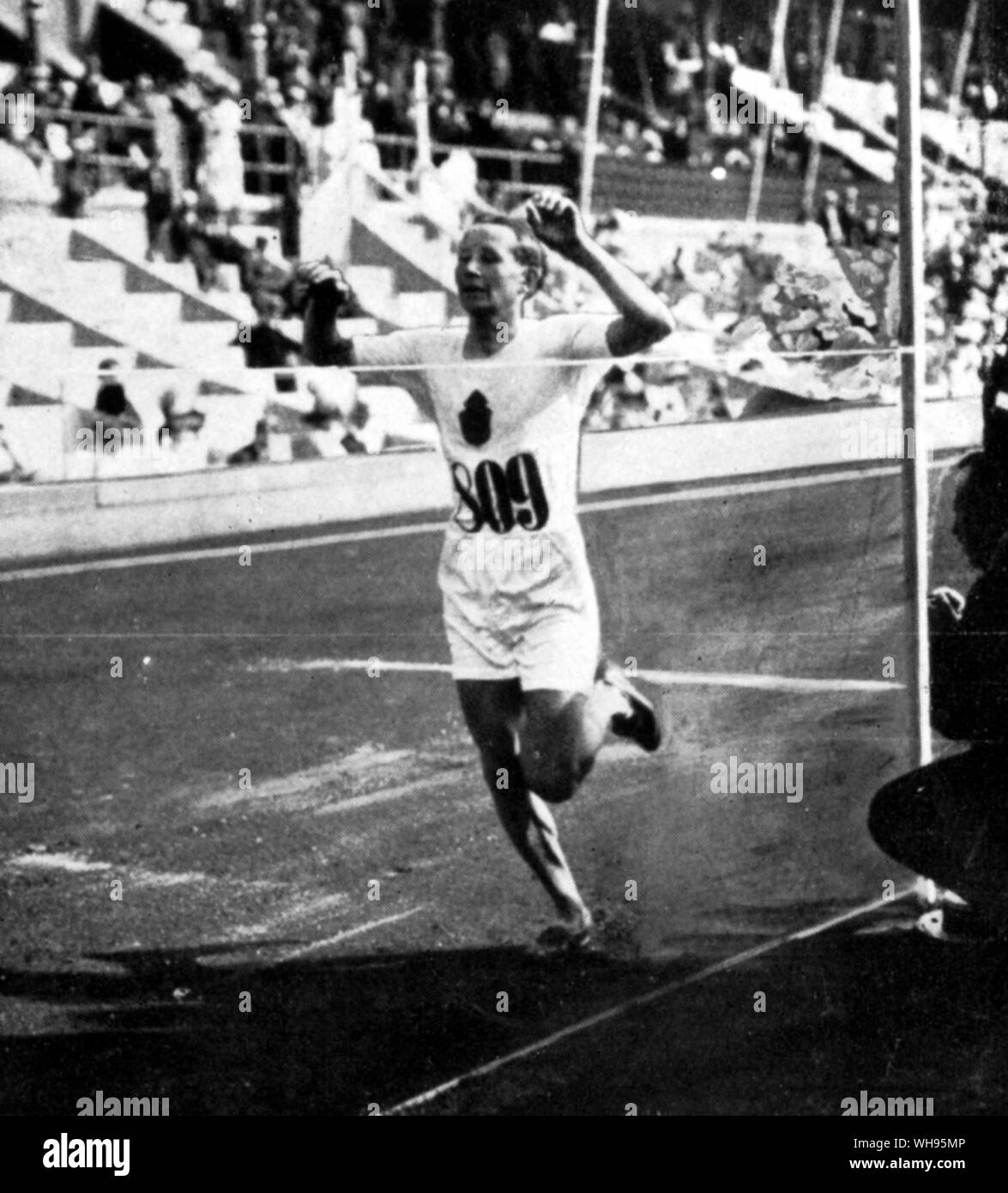 Hannes Kolehmainen (Finalnd) vincente 5.000 metri al traguardo in occasione dei Giochi Olimpici Stoccolma 1912 Foto Stock