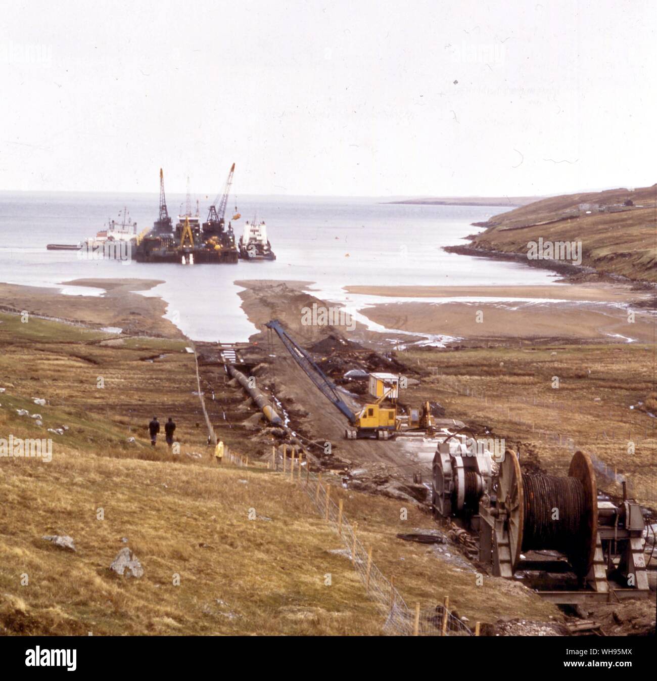 Industry/ off shore, del mare del Nord. Nella prima sezione del "Brent Sistema' pipeline arriva a terra. In Winched a Firths Voe nelle isole Shetland. Foto Stock