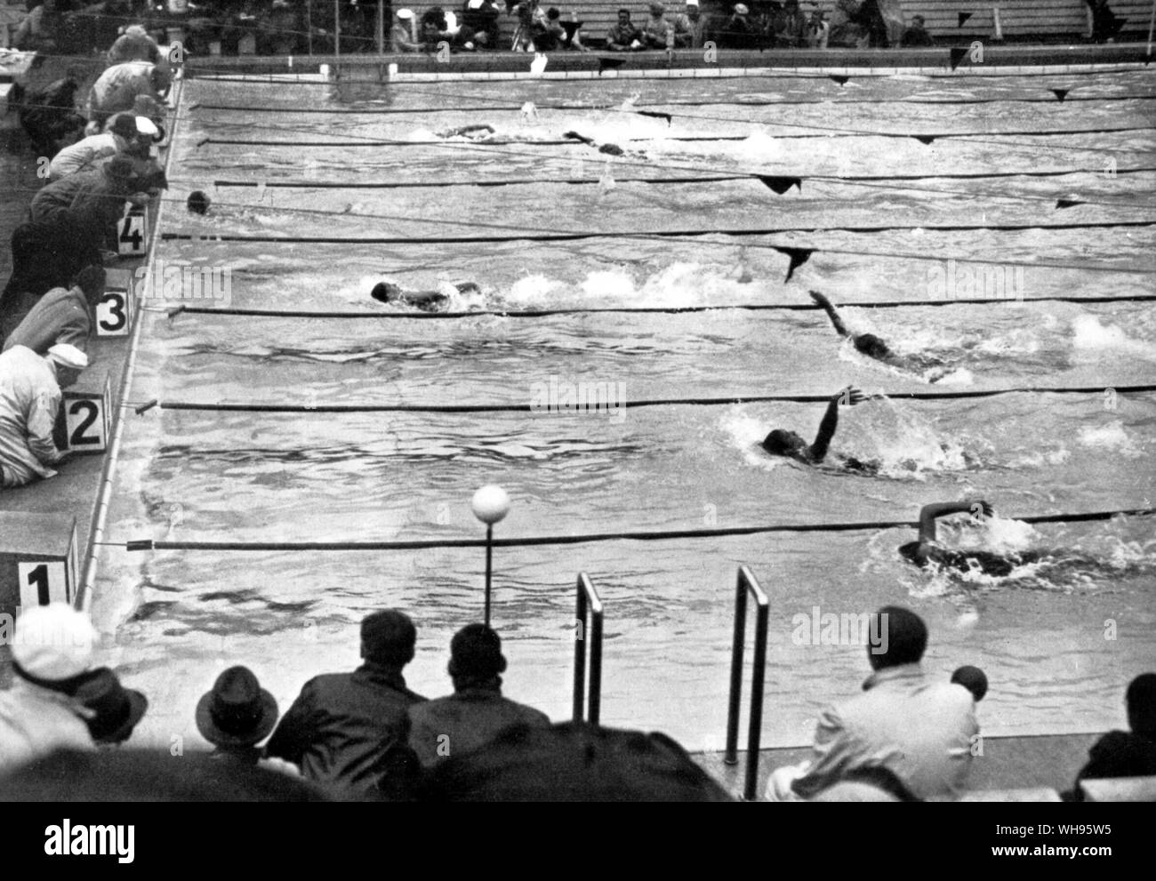 Adolph Kiefer Usa) vince 100 metri di corsa a ritroso . Albert van de Weghe (USA) nella corsia 4 secondo posto e Masaji Kiyolawa (Giappone) in corsia due è arrivato terzo ai Giochi Olimpici di Berlino 1936 Foto Stock Adolph Kiefer Usa) vince 100 metri di corsa a ritroso . Albert van de Weghe (USA) nella corsia 4 secondo posto e Masaji Kiyolawa (Giappone) in corsia due è arrivato terzo ai Giochi Olimpici di Berlino 1936 Foto Stock