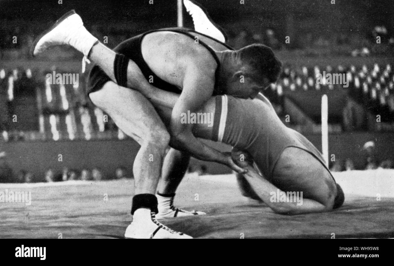 Il wrestling K Pihlajamaki (Finlandia) sconfitte Erken (Turchia) Giochi Olimpici di Berlino 1936 Foto Stock