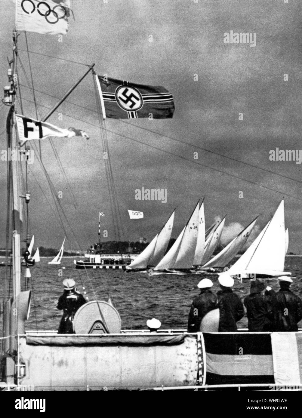 L'inizio della 8 classe di Misuratore gara al secondo giorno del Yachting a Kiel Giochi Olimpici di Berlino 1936 Foto Stock