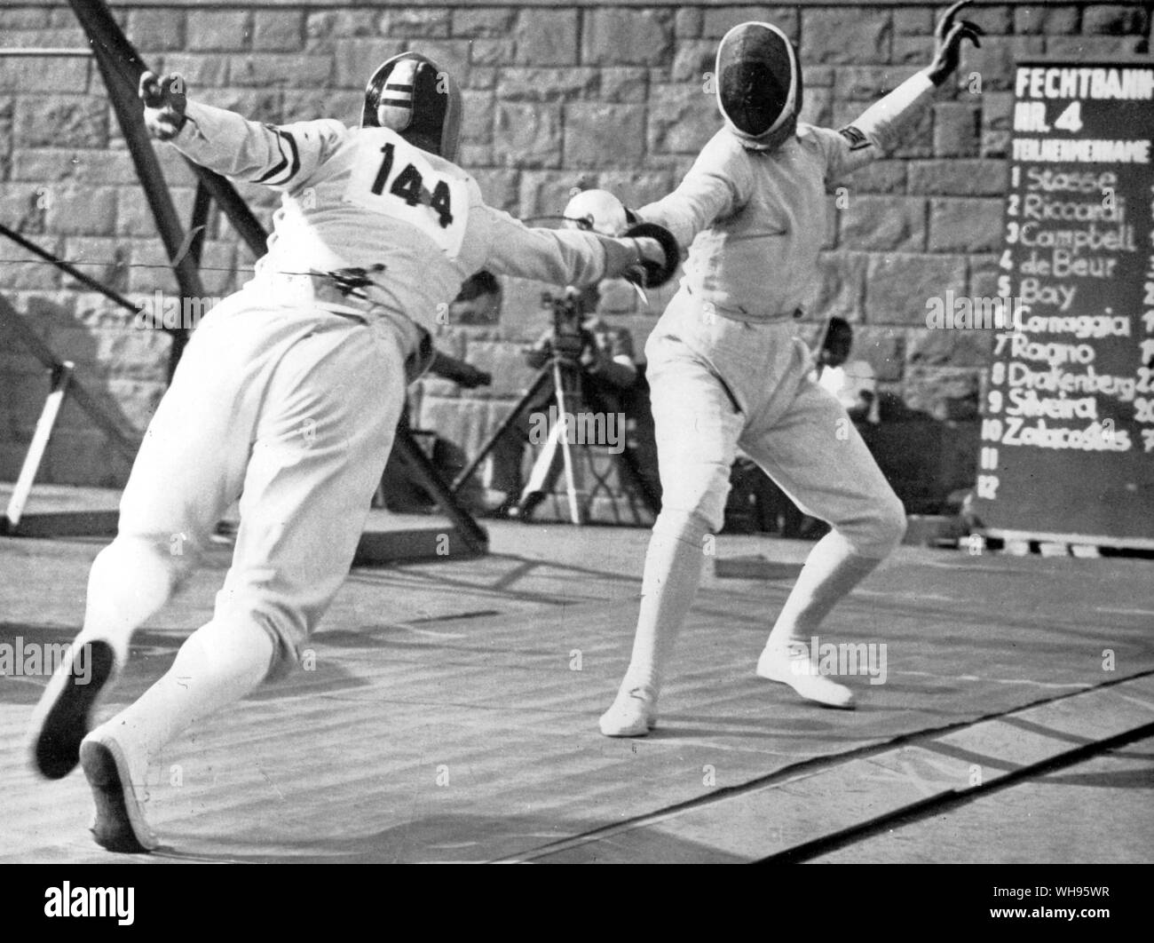 Un colpo durante la finale. Olympic victor Riccardi (Italia) attacca Campbell grigio ai Giochi Olimpici di Berlino Berlin 1936 Foto Stock