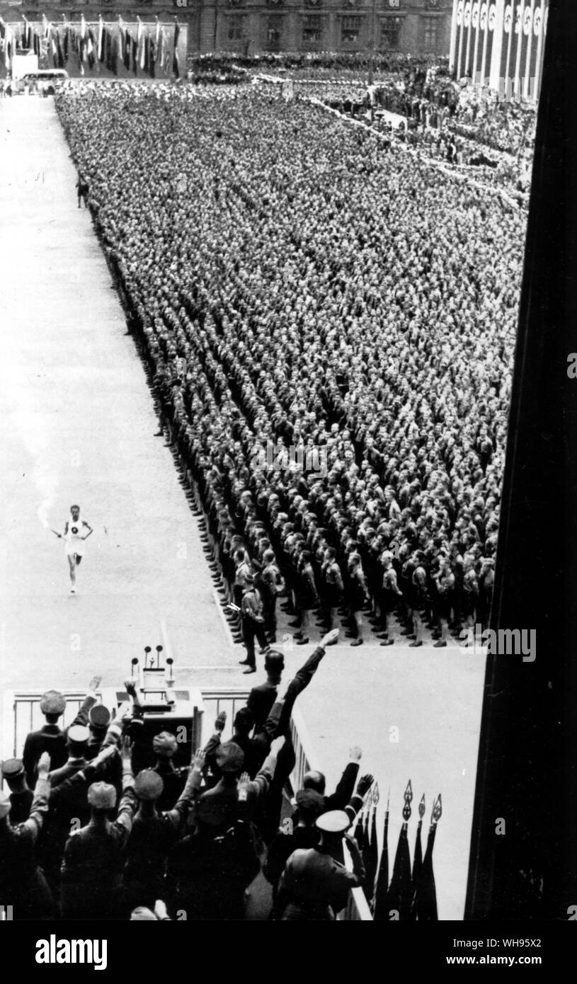 Portatore di torcia olimpica arriva incendio presso i Giochi Olimpici di Berlino 1936 Foto Stock