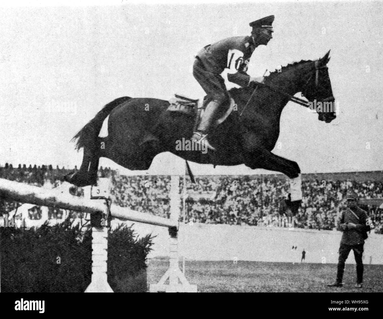 Concorso per il campionato equestre show jumping concorso B Neumann (Germania) su Ilja terzo premio Giochi Olimpici Amsterdam 1928 Foto Stock
