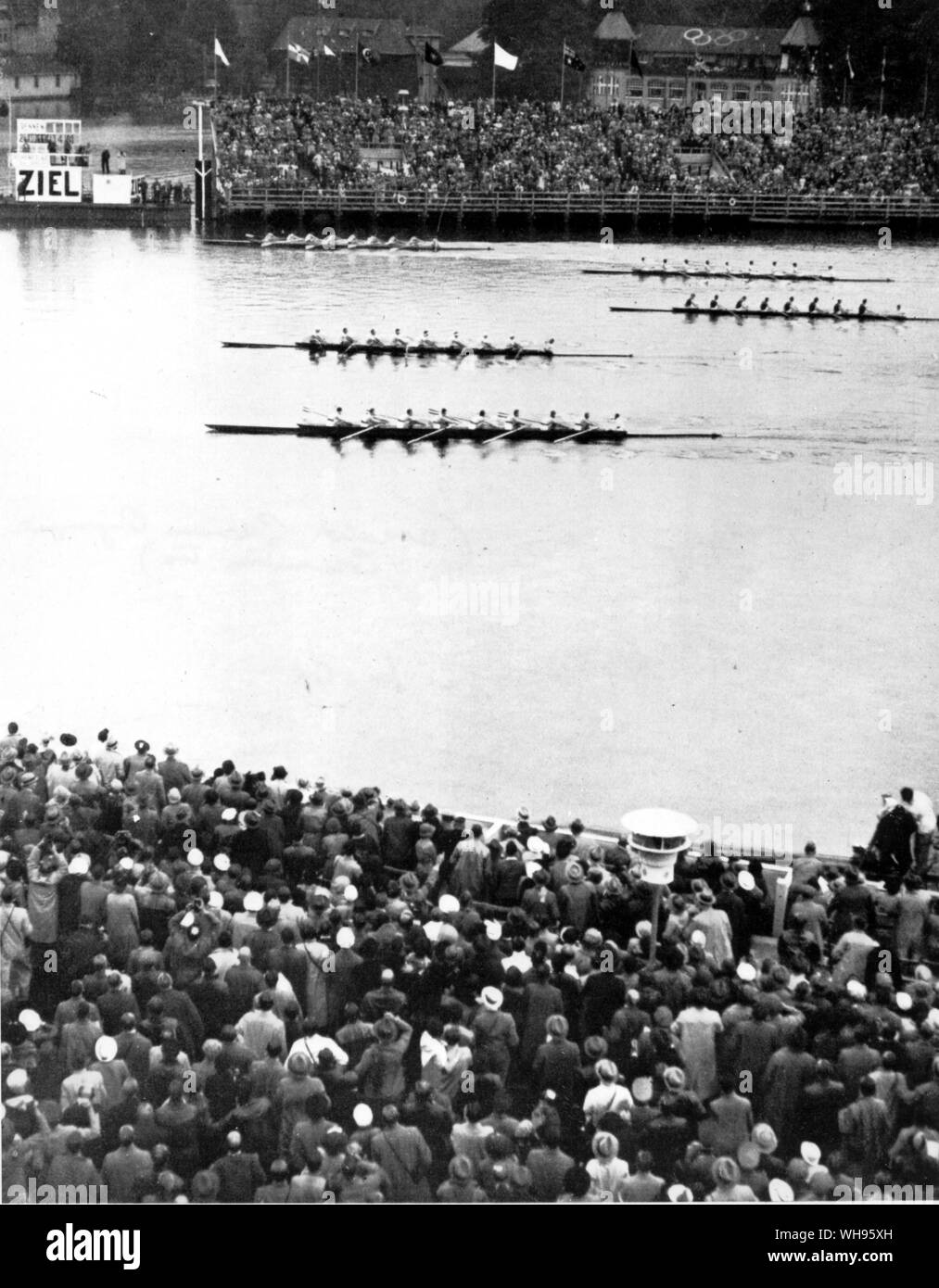 Il Eights USA vince vs Italia e Germania in occasione dei Giochi Olimpici di Berlino 1936 Foto Stock
