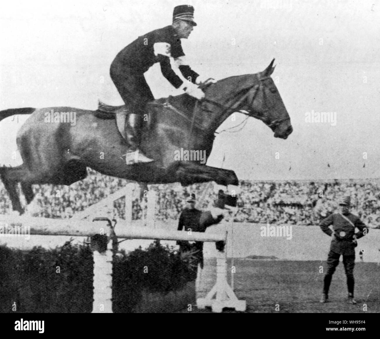 Concorso per il campionato equestre show jumping concorso C F Pahud De Mortanges (Olanda) sul primo Marcroix indival e team Giochi Olimpici Amsterdam 1928 Foto Stock