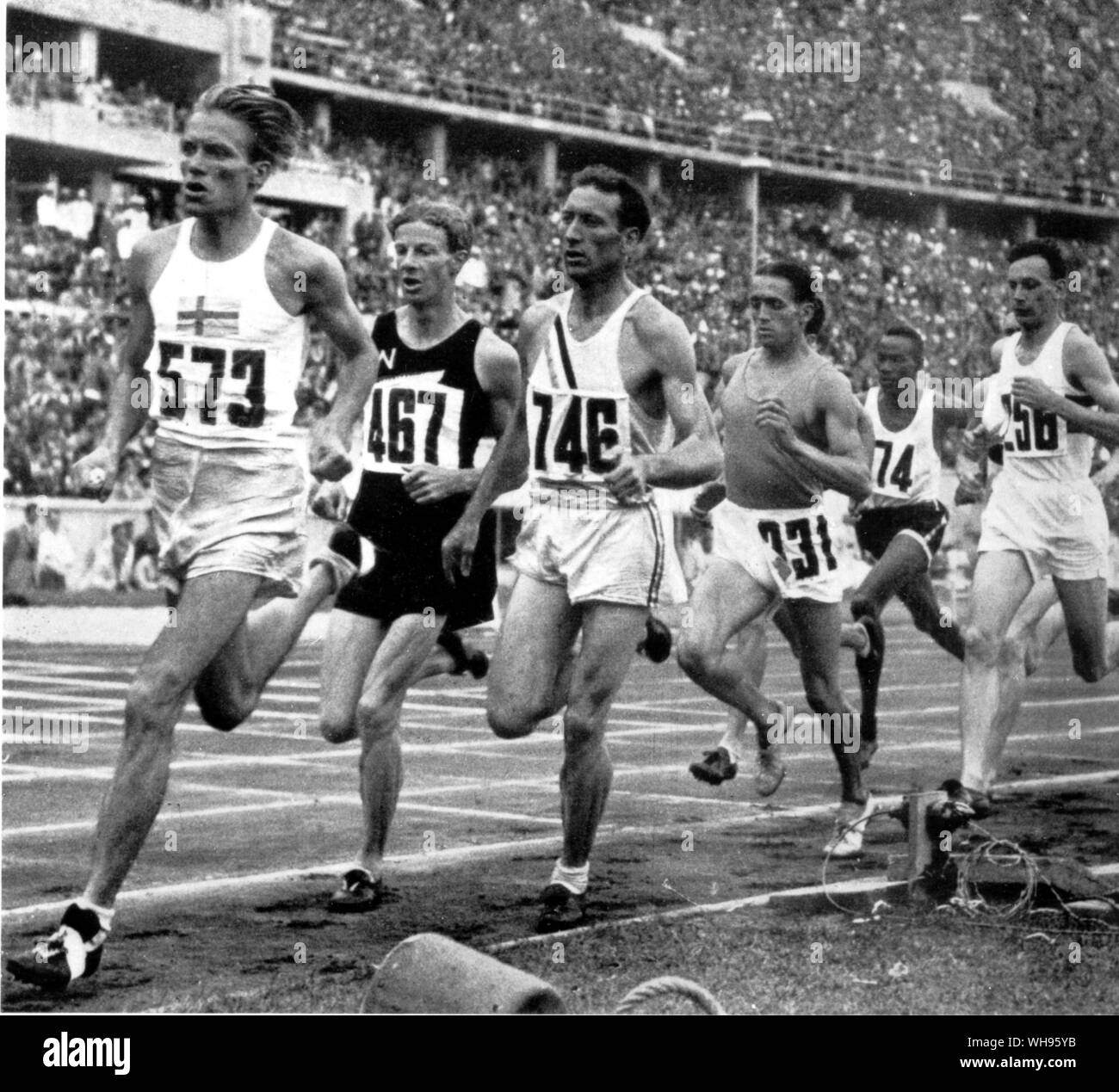 Al termine del secondo giro Jack Lovelock spinge in avanti in occasione delle Olimpiadi di Berlino del 1936 Foto Stock