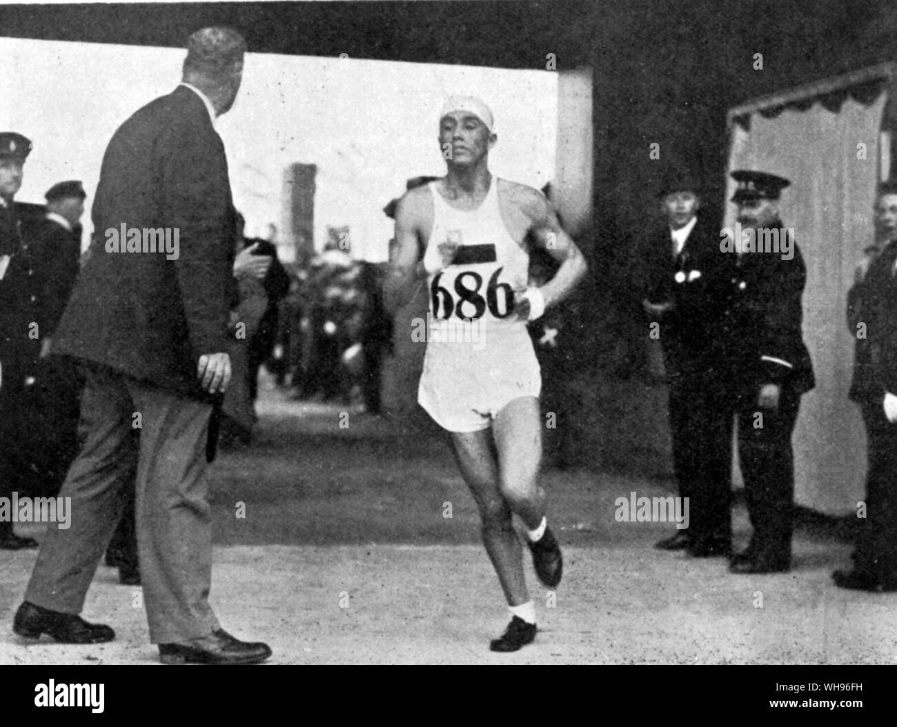 Miguel Plaza (Cile) terminando secondo nella maratona dei Giochi Olimpici di Amsterdam 1928 Foto Stock