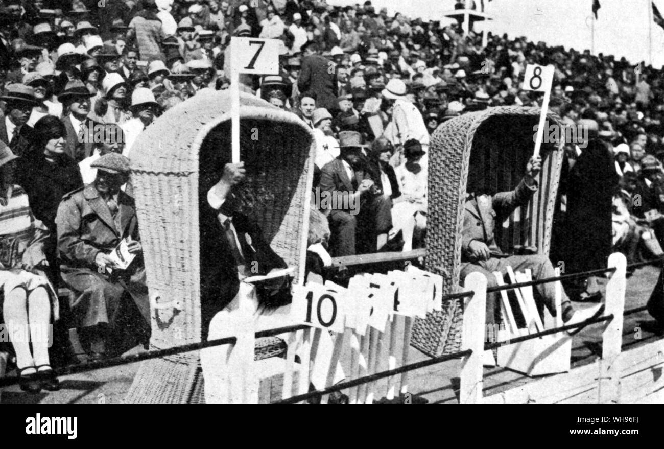 La protezione dei membri della giuria da condizioni atmosferiche in corrispondenza di fantasia per il diving concorrenza Giochi Olimpici Amsterdam 1928 Foto Stock