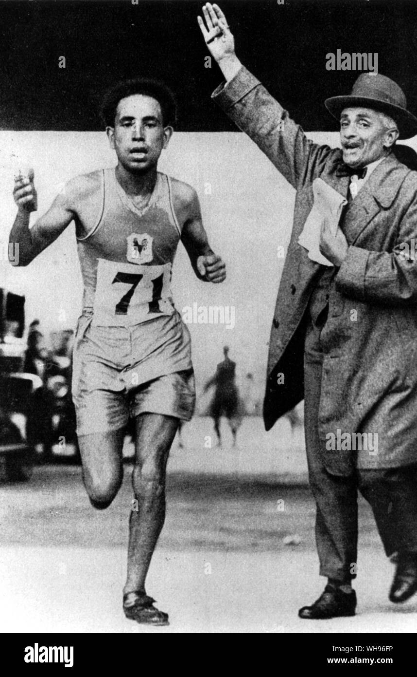 Boughera El Ouafi (Francia) durante la maratona dei Giochi Olimpici di Amsterdam 1928 Foto Stock