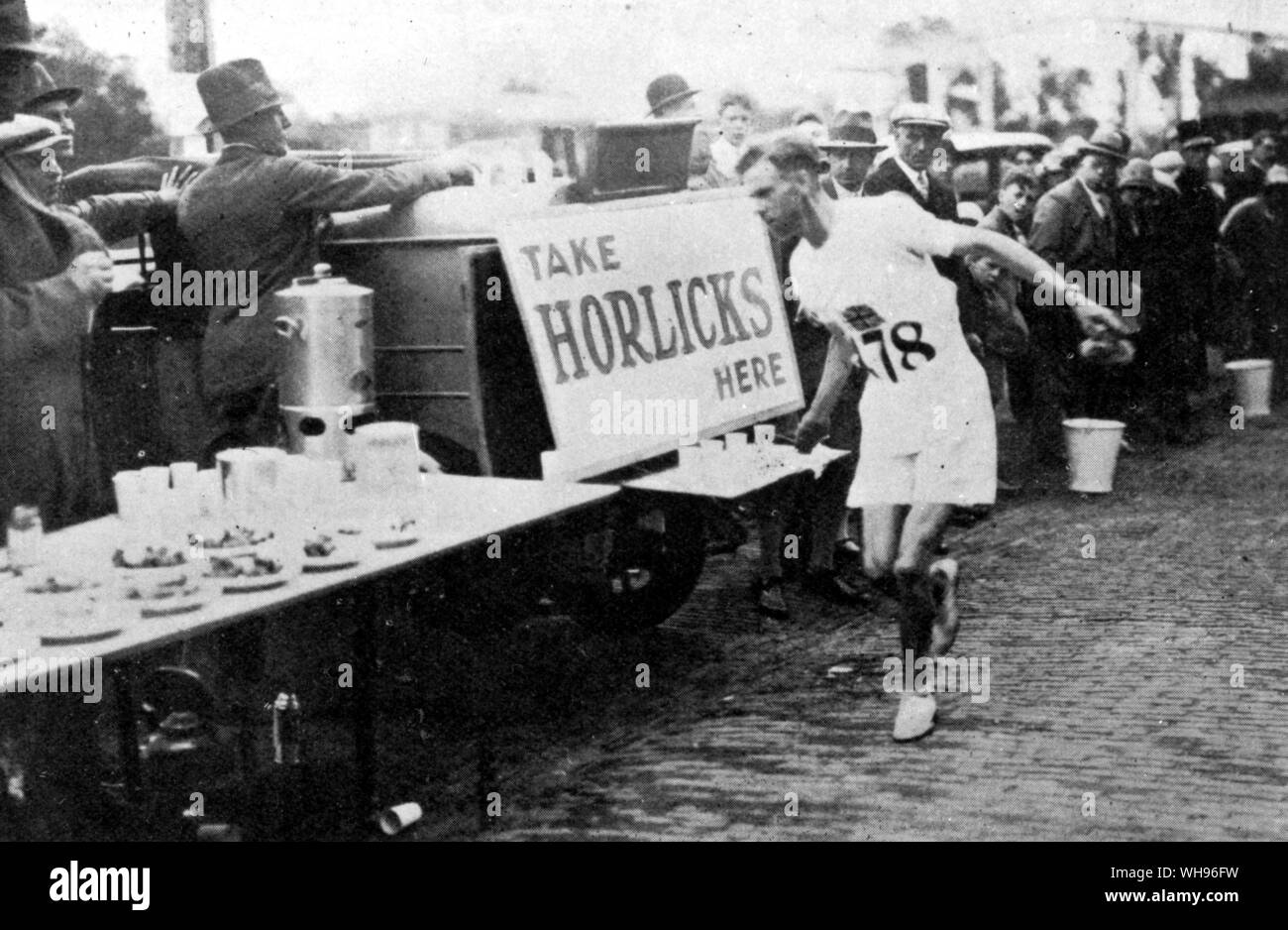 La maratona di gara concorrenti trovare ristoro en route H W Payne (Gran Bretagna) Olimpiadi Amsterdam 1928 Foto Stock