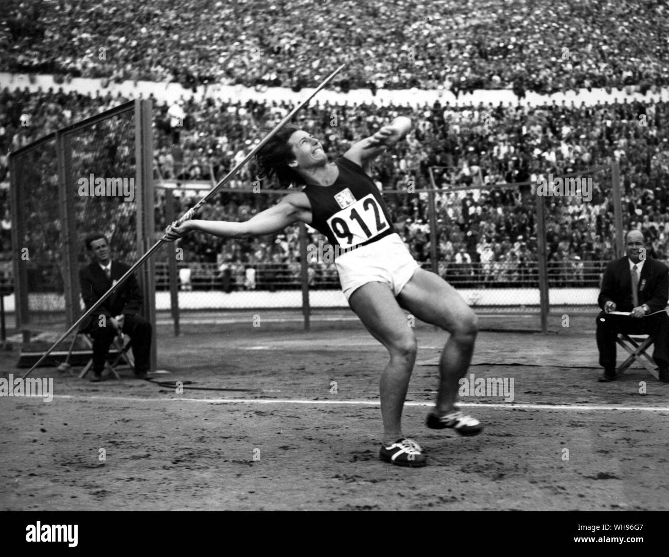 Finlandia,Helsinki/ Olimpiadi,1952: Dana Zatopkova (Cecoslovacchia), vincitore in campo femminile giavellotto. Ella è Emil Zatopeks' moglie. Foto Stock