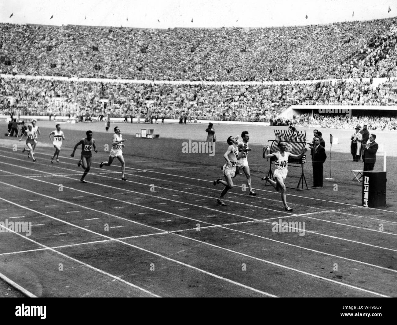 Finlandia,Helsinki/ Olimpiadi,1952: 1500 metri finali. Josef Barthel (Lussemburgo, ) ha vinto con Robert McMillen (USA, ) e Werner Lueg (Germania, ) provenienti rispettivamente secondo e terzo. In quarta è stato Roger Bannister (Gran Bretagna). Foto Stock