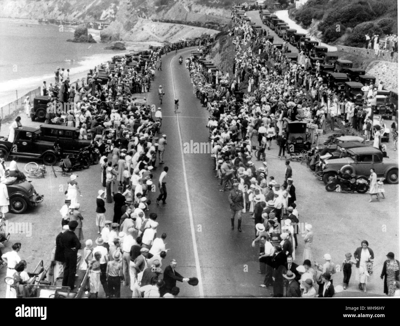Ciclisti italiani Attilio Pavesi pedali down home stretch per vincere Olympic 100 chilometri di corsa su strada il 4 agosto 1932 a Los Angeles Foto Stock