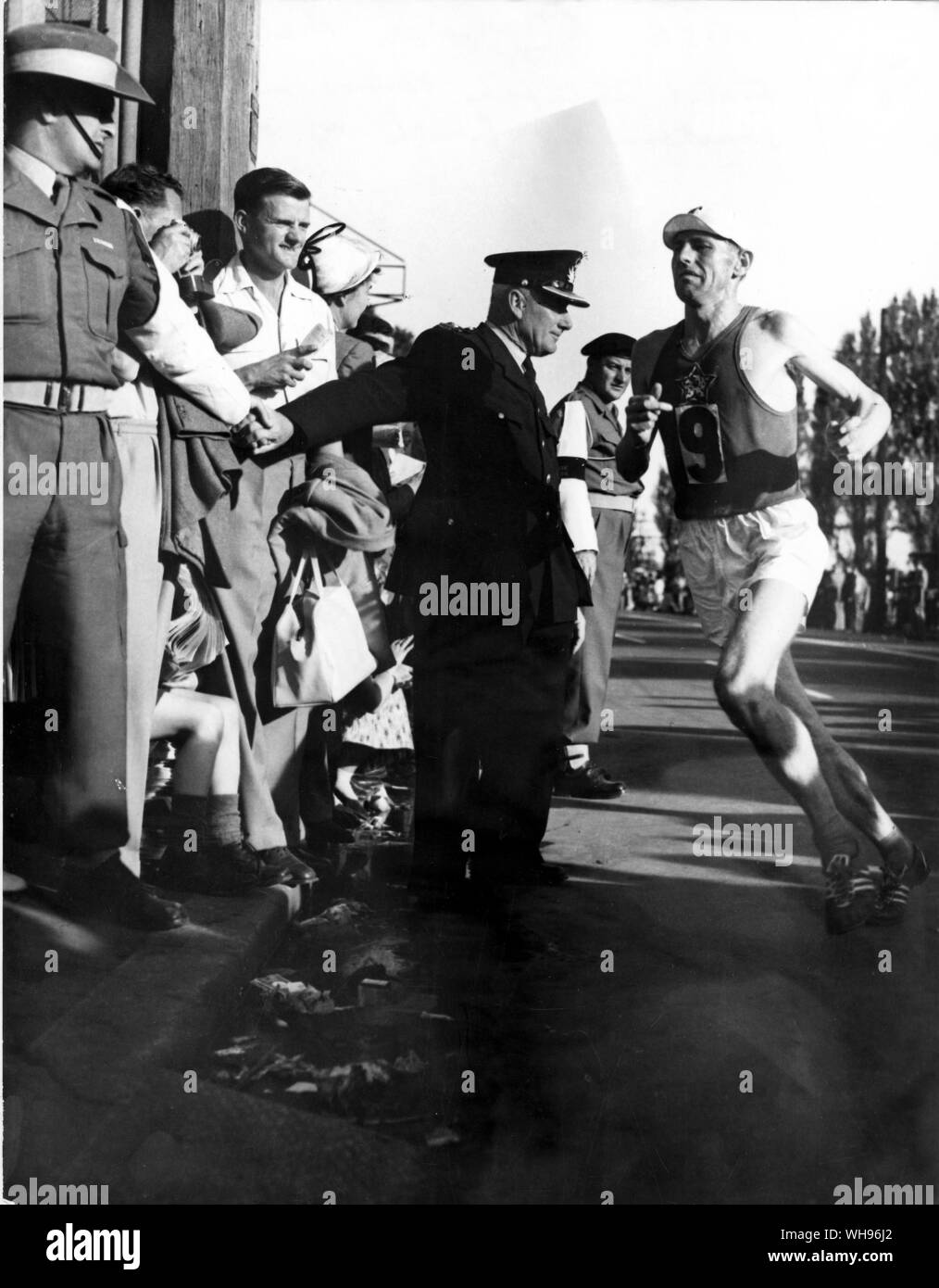 Aus., Melbourne, Olimpiadi, 1956: Emil Zatopek (Cecoslovacchia) entra nello stadio principale per terminare la maratona. Foto Stock