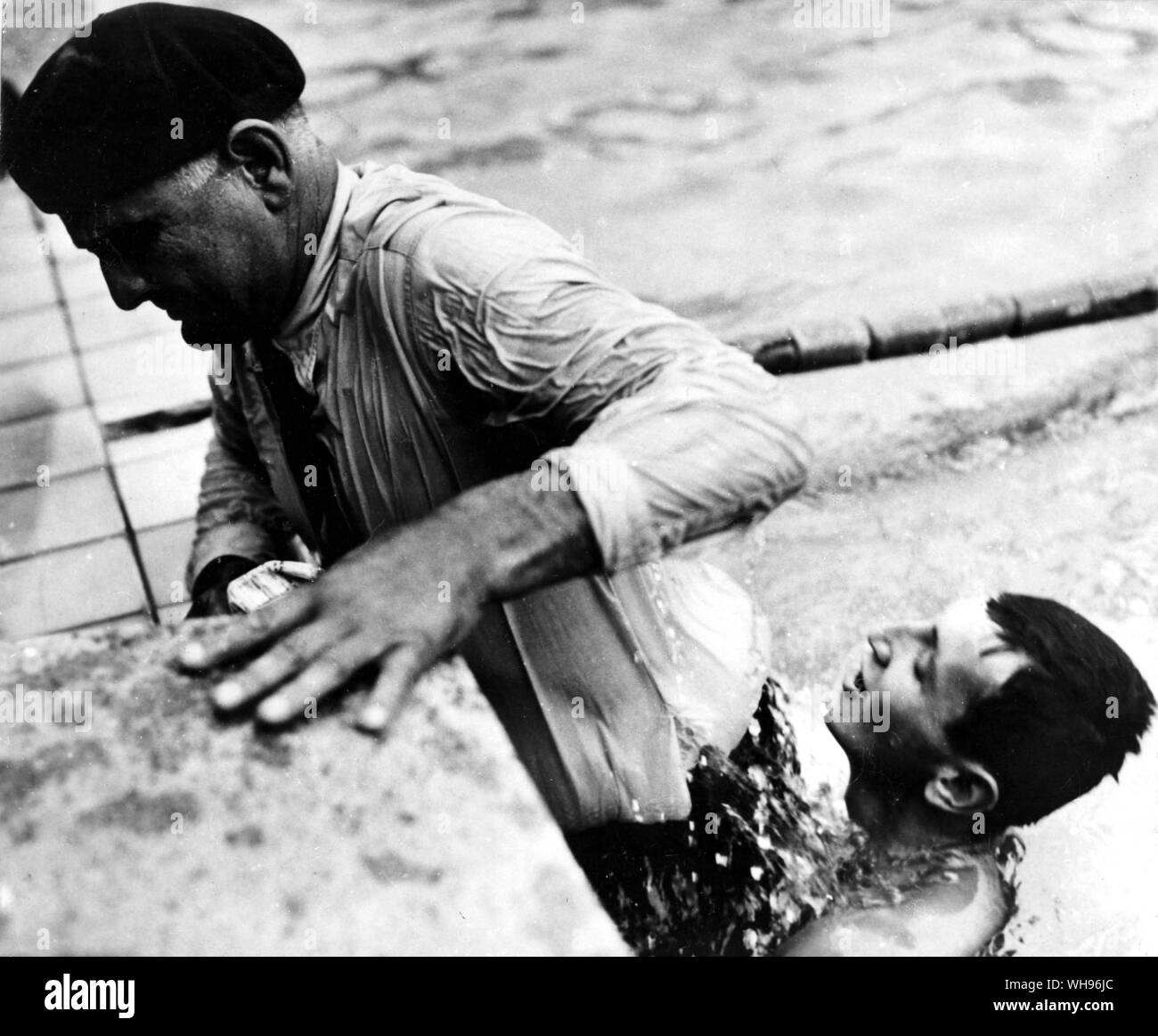 Finlandia,Helsinki/ Olimpiadi,1952: Jean Boiteux di Francia ha vinto la 400 metri evento di freestyle in piscina. Il suo padre è caduto nella sua waterafter win per congratularsi con il suo figlio. Foto Stock